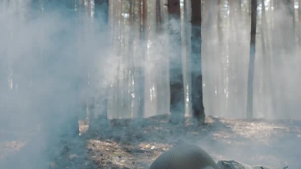 Американский солдат лежит в засаде в дыму — стоковое видео