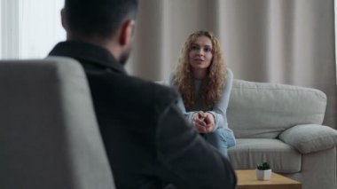 Konuşma terapisti için Divan oturan kadın