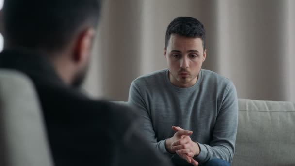 Jovem conversando com seu terapeuta na sessão de terapia — Vídeo de Stock