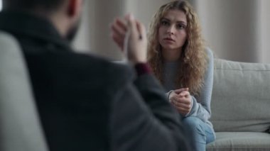 Genç kadın terapisti için terapi seansı söz