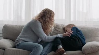 Anne oğlu kanepede gıdıklıyor.