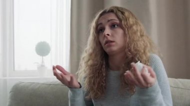 Ağlayan kadın hastaya psikoterapi oturum sırasında