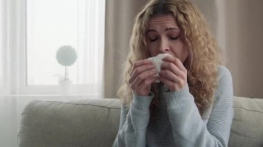 Psikiyatrist, resepsiyonda bir peçete ile kız