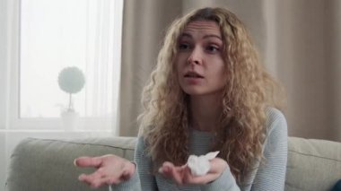 Bir kız bir peçete ile sorunları şikayet ediyor.