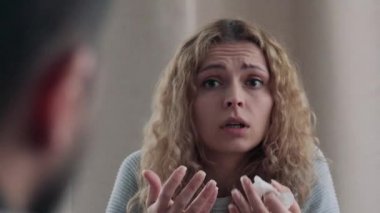 Psikoterapi oturumu sırasında ağlayan kız