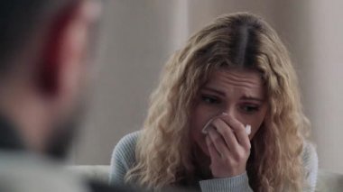 Bir oturum bir psikoterapist ile ağlayan kız