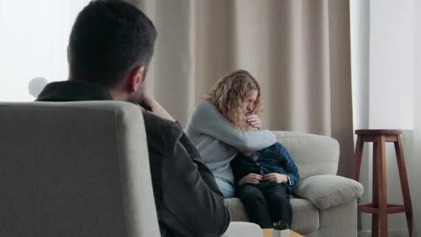 Mutter und Sohn am Empfang beim Familienberater — Stockvideo