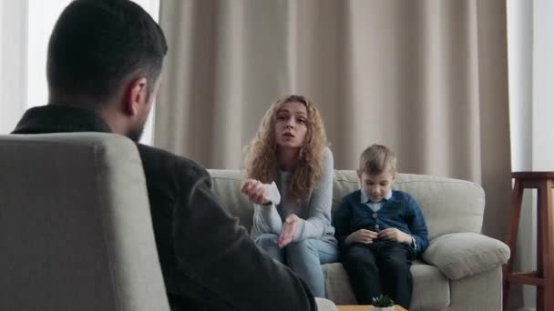 Moeder en zoon bij de receptie bij de familie counselor — Stockvideo