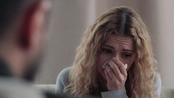哭泣的女孩在一次会议上与心理治疗师 — 图库视频影像