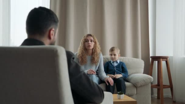 Mutter und Sohn am Empfang beim Familienberater — Stockvideo