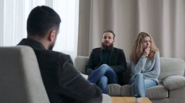 Bir erkek ve bir kadın aile danışmanı, resepsiyonda