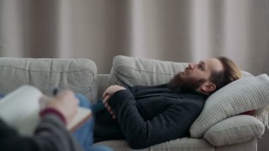 Psikoterapist, bir resepsiyonda konuşan adam.