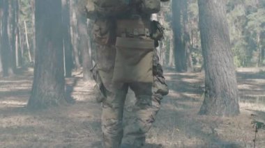 Amerikan askerleri çevreyi ormanda devriye