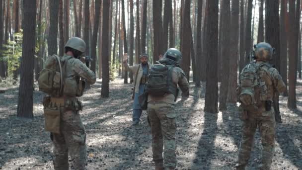 美国士兵抓获恐怖分子 — 图库视频影像