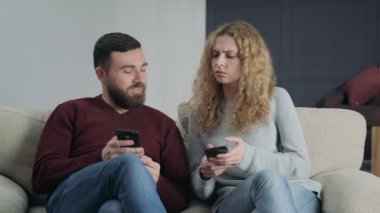 Cep telefonu evde oturma odasında kanepede birlikte oturan kullanarak çift