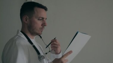 Belgeleri karanlık bir hastanede doktor işaretleri