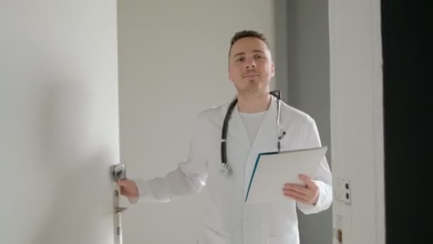 The doctor opens the door of the ward during the examination of the patient — Stock Video