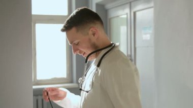 Doktor hastane koridorda bir stetoskop ile portresi