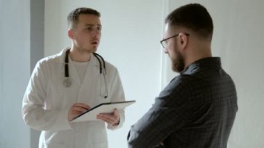 Pano doktorla hasta ile iletişim kurar.