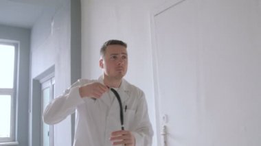 Doktor hastanede aramak için acele olduğunu
