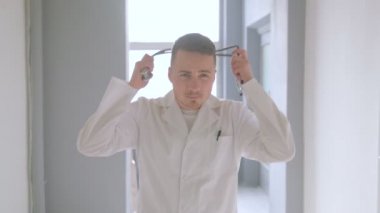 Doktor hastanede aramak için acele olduğunu