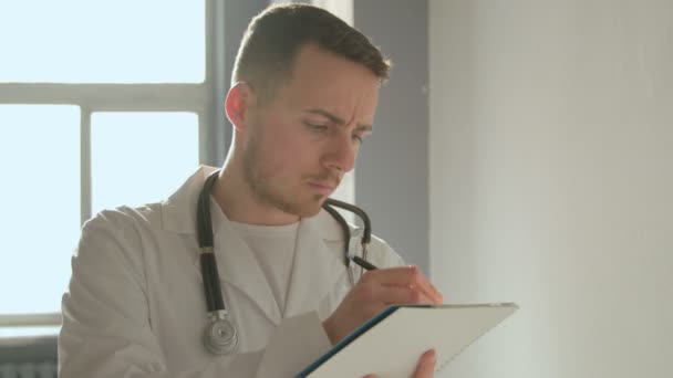 Portrét lékař fonendoskopem na chodbě nemocnice — Stock video