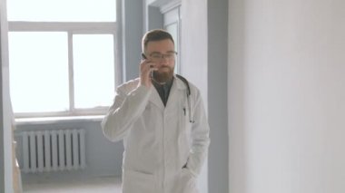 Hastane koridorunda smartphone doktor konuşuyor