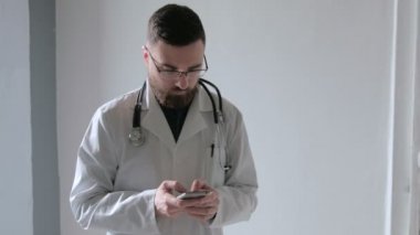 Doktor hastanede smartphone yazarak
