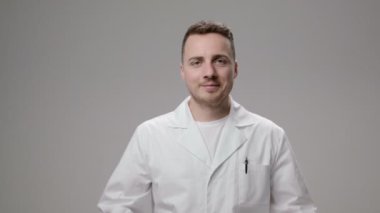 Doktor stetoskop üzerinde koyarak