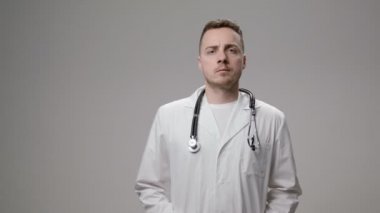 Doktor stetoskop üzerinde koyarak