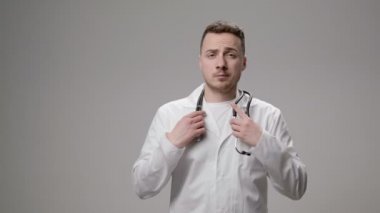 Doktor stetoskop üzerinde koyarak