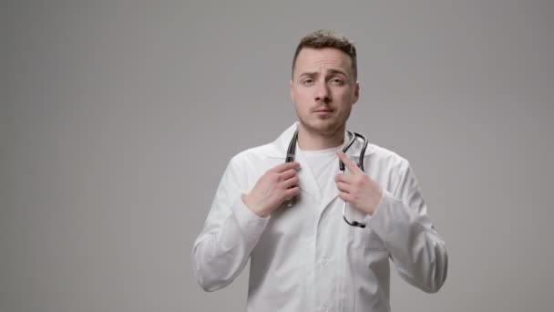 Arzt zieht Stethoskop an — Stockvideo