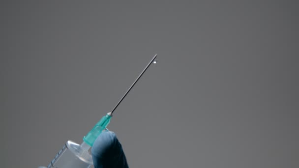 Seringue, injection médicale dans la main, la paume ou les doigts — Video