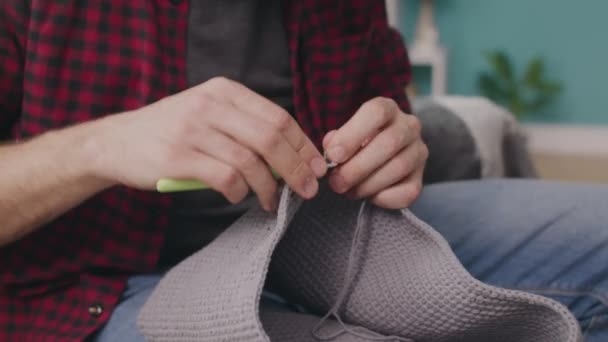Handheld close up shot of man hands knitting — Stock Video