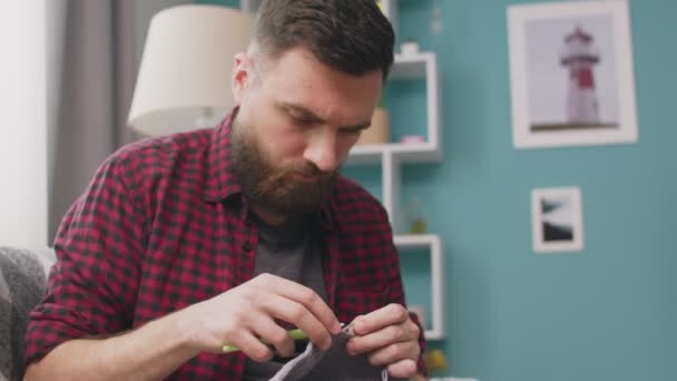 Kapesní snímek člověka pletení doma — Stock video