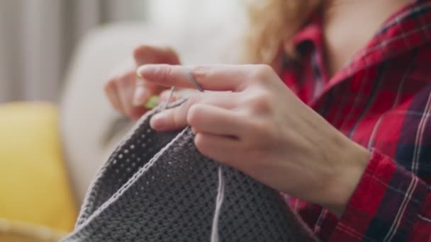 Handheld zavřít záběr ženské ruce pletení — Stock video