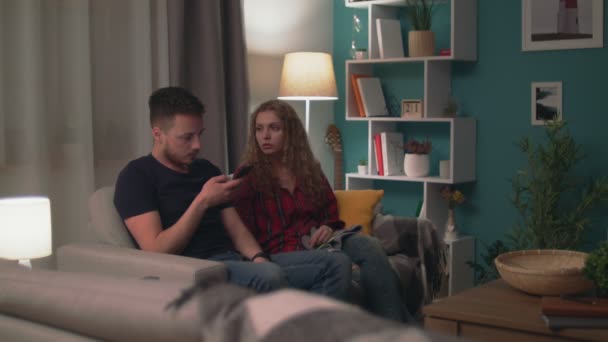 Panorama del hombre utiliza un teléfono inteligente e ignora a su novia — Vídeo de stock