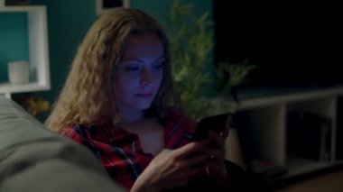 Akşam Kanepede Akıllı Telefon Kullanan Kadının El Çekimi