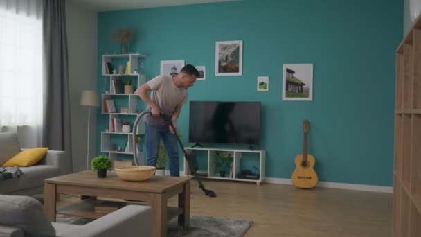 Vue d'ensemble de la maison de nettoyage Homme avec aspirateur — Video