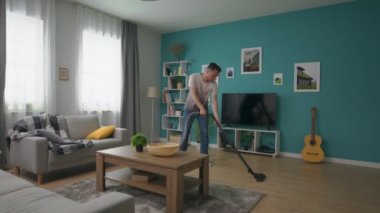 Elektrikli süpürge ile rahat daire temizlik Adam el çekim