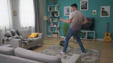 Adam el çekim rahat bir daire vakumlar ve eğlenceli dansları