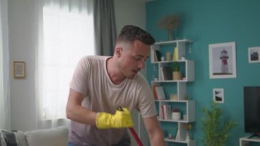 Mikrofon olarak paspas kullanarak şarkı söyleyen genç adamın el yapımı fotoğrafı