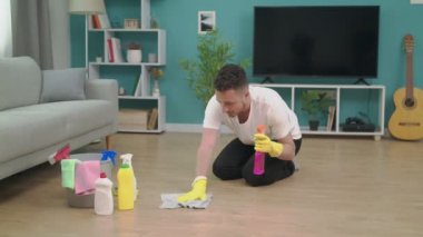 Yeni bir daireye taşındıktan sonra toparlanan genç adamın panning.