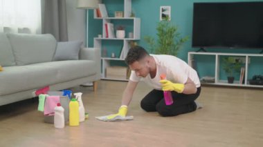 Yeni daireye taşındıktan sonra toparlanan genç adamın takibi.