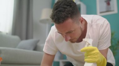 Bez temizleme zemin ile adam el çekim bir sprey bez ve sıvı kullanır