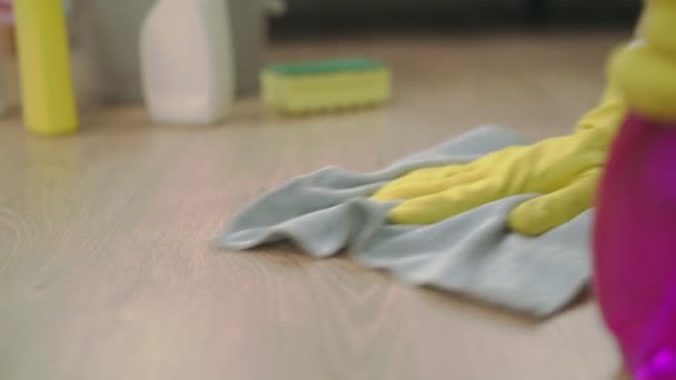 Gros plan de l'homme avec chiffon nettoyage plancher dans la maison utilise chiffon et pulvérisation — Video