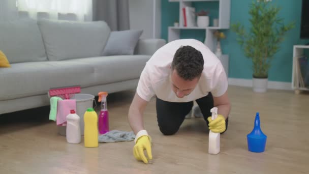 Un homme est dégoûté quand il trouve un énorme insecte pendant le nettoyage — Video