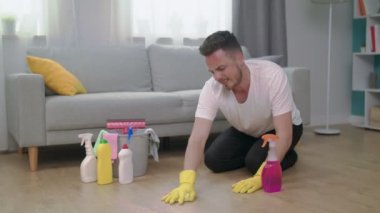 Yorgun öfkeli adam oturma odası temizlik bez atar