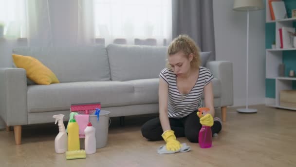 Gerak lambat wanita membersihkan lantai dan mengandalkan di sofa di ruang tamu — Stok Video