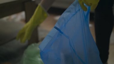 Partiden sonra oturma odasında temizlik yapan kadının el yapımı fotoğrafı